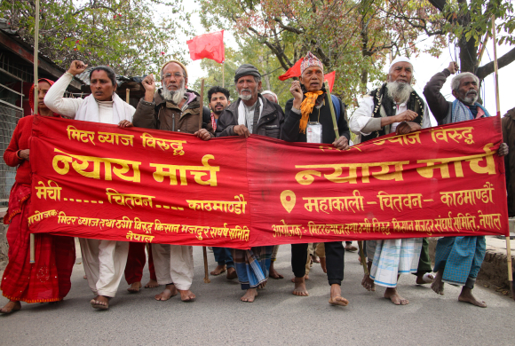 मिटरव्याज पीडितहरुद्वारा खाली खुट्टा हिँडेर विरोध प्रदर्शन (फोटोफिचर)